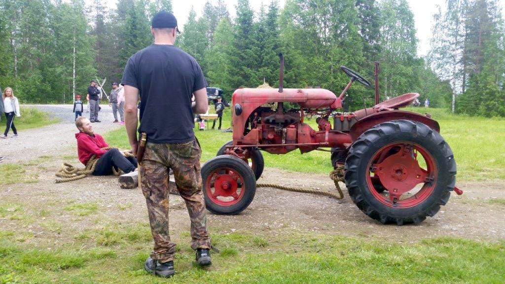 Kerolla pääsee testaamaan, saisiko traktorin vetämällä liikkeelle.