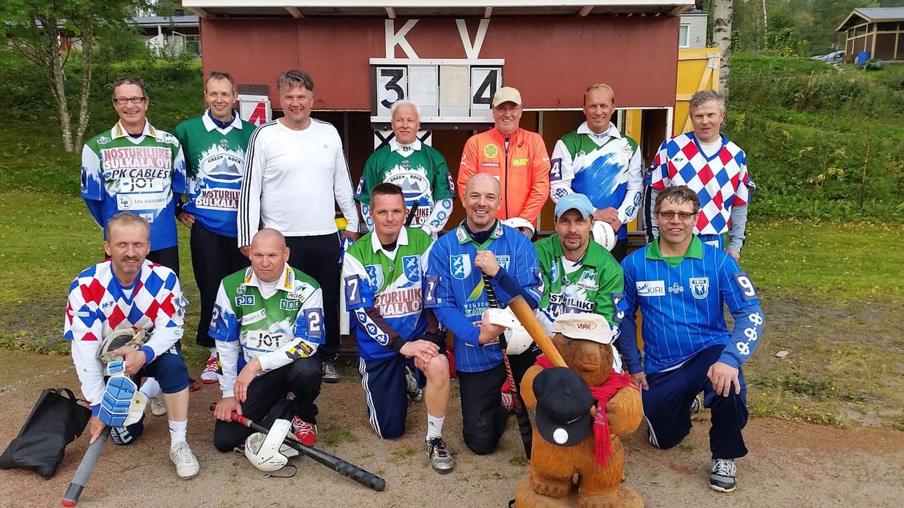 Kempeleen Kirin harmaakarhujen mestarijoukkue. Eturivi vasemmalta Heikki Holma, Petri Pietinen, Hannu Mällinen, Hannu Ojala, Juha Mäntylä, Martti Holma, takarivi Erkki Holma, Juha Tahvola, Joona Tihinen, Vesa Jaakonaho, Timo Keränen, Juha Luhtavaara ja Jarkko Raatikainen.