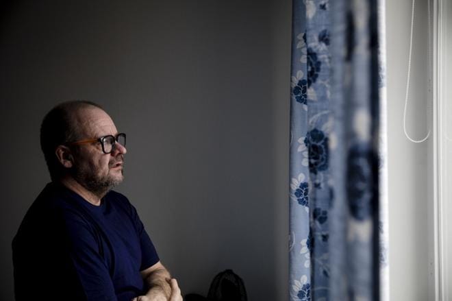 Eeli Niinivirta on jonottanut Kelan tiskille pisimmillään 1,5 tuntia. Häntä on patisteltu asioimaan verkossa. –En pysty asioimaan netissä hahmotushäiriöni takia, Niinivirta kertoo. Kuva: Joel Maisalmi