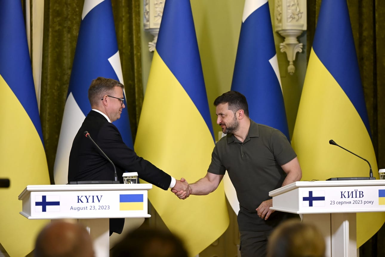 Pääministeri Petteri Orpo kertoi apupaketista aiemmin tällä viikolla tavattuaan Ukrainan presidentti Volodymyr Zelenskyin. LEHTIKUVA / EMMI KORHONEN