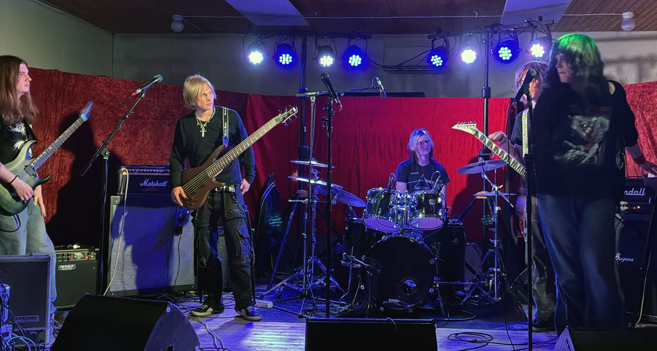 Ensimmäiseen Peltorokkiin haki kymmenen bändiä, joista mukaan valittiin viisi. Yleisöäänestyksen voitti Sinelmä.