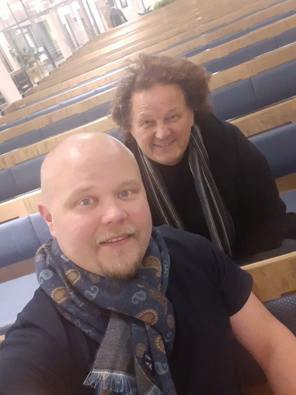 Johannes Vatjus ja Jouni Somero harjoittelivat tulevaa joulukonserttikiertuetta marraskuun puolivälissä Haapaveden kirkossa.