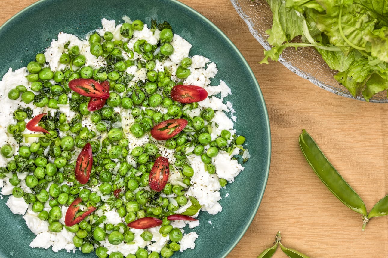 Oliiviöljy toimii kastikkeena herne-feta-reseptissä. Kaupasta saa myös fetan kaltaista vegaanista juustoa.