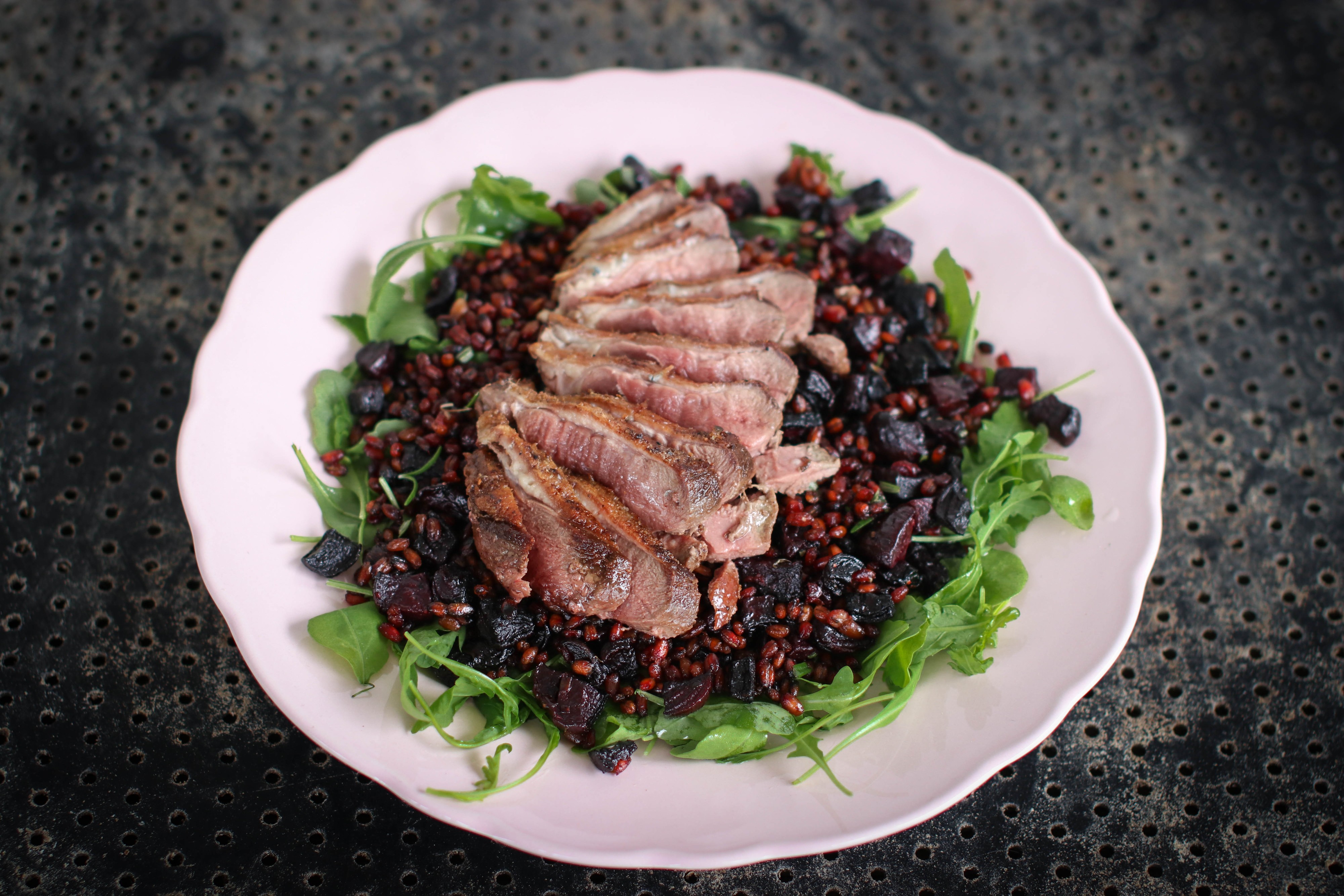 Ohrasta ja punajuurista valmistuu hienon makuinen peti sorsanrinnalle. Annos on parhaimmillaan varsinaista lähiruoka-gourmeeta.