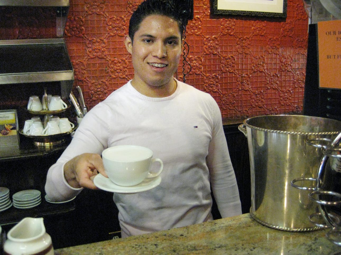 David Gonzalez tarjoilee babyccinon.