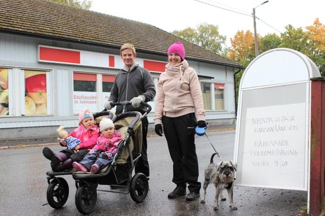 Simon ja Ann-Catrine Grönqvistin mielestä Kaskinen on ihanteellinen asuinpaikka lapsiperheelle. Vaunuissa istuvat Mathilda ja Sophie Grönqvist. Mukana päiväkävelyllä on myös Zac-koira. KUVA: MINNA ZILLIACUS