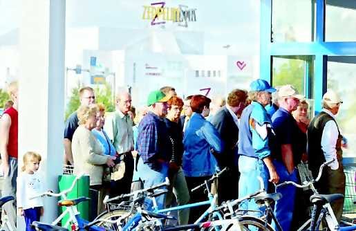 Keskisuuri jono. Lidlin avaaminen Kempeleessä torstaina kiinnosti noin sataa ihmistä.