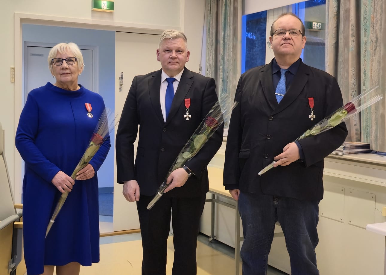 Suomen Kuntaliiton kultaisen kunniamerkin sai varatuomari, hallintotieteiden lisensiaatti Silja Hiironniemi. Samassa tilaisuudessa ojennettiin Suomen Leijonan ritarikunnan ritarimerkki kunnallistekniikan päällikkö Timo Kiviniemelle ja Suomen Leijonan ritarikunnan ansioristi opinto-ohjaaja Jussi Maijalalle.