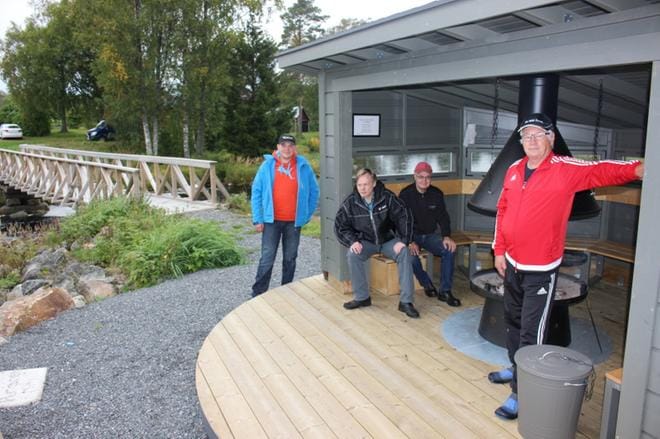 Kärjenkoskelaiset Jussi Ylikoski, Aki Pitkäkoski, Hannu Kortesniemi ja Simo Sillanpää pyöräyttävät grillilaavua. He esittelevät, kuinka virkistysreitin kulkijat voivat makkaraa paistaessaan ihailla jokirannan maisemia monesta näkökulmasta. KUVA: TAUNO RIIHILUOMA