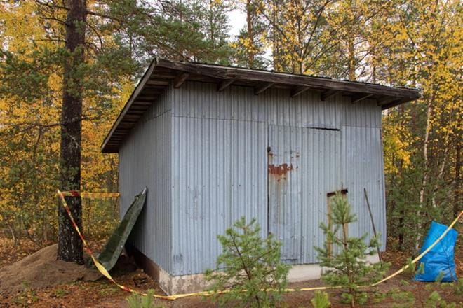 Peltisessä varastorakennuksessa on todennäköisesti öljytynnyreitä, jotka ovat vuotaneet betonilattialle ja siitä ympäristöön Kauhajoen Päntäneellä. Pienikin öljyvuoto voi olla iso uhka erityisesti pohjavesialueella. KUVA: AUNE WARONEN