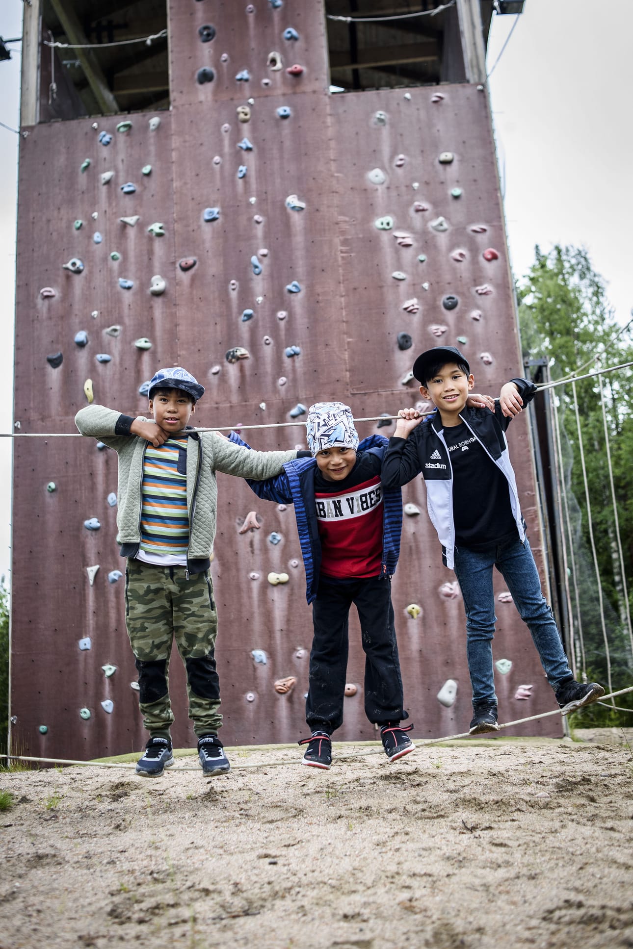 Joonatan Tani, Eetu Karjalainen ja Robert Väisänen pääsivät kokeilemaan narulla tasapainoilemista.