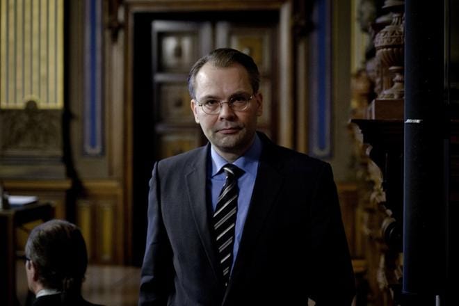 Puolustusministeri Jussi Niinistö (ps.) on yhä sitä mieltä, että Ylen viimeviikkoinen uutinen kaksoiskansalaisten erityistarkkailusta Puolustusvoimissa oli virheellistä. Kuva: Joel Maisalmi