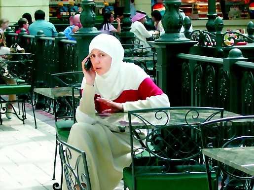 Vähän erilainen. Dubai ei ole naisten pukeutumisen suhteen yhtä ehdoton kuin naapurimaa Saudi-Arabia.