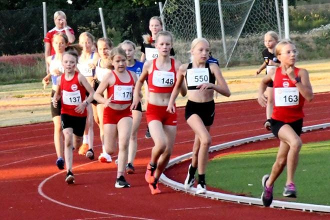Alavuden nuorisokisoissa T11-sarjan 600 metrin juoksuun osallistui peräti 15 tyttöä. Juoksua vei AU:n Anna Krihvel (163), mutta askeleen päässä juokseva AK:n Anni-Sofia Rajakallio kiri matkan voittoon. Kaikkiaan 14 tyttöä juoksi matkan oman ennätyksensä kisassa. KUVA: KALEVI VIITA