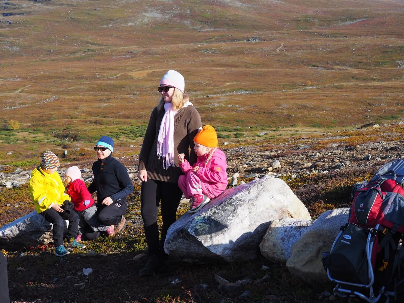 Luukkosen perhe kipusi Kilpisjärven Saanatunturille uusien portaiden yläpäähän. Huipulle asti Fanni, 4, Lempi, 2, ja Onni, 8, eivät vanhempiensa Tea ja Anssi Luukkosen kanssa jaksaneet nousta.