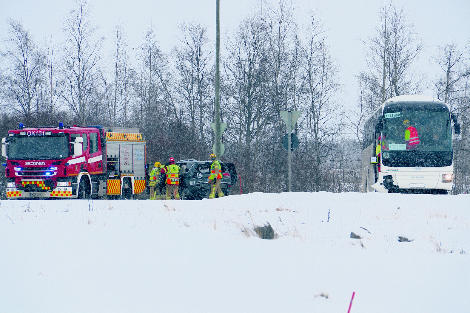 Pelastustoimi on paikalla selvittämässä tilannetta.