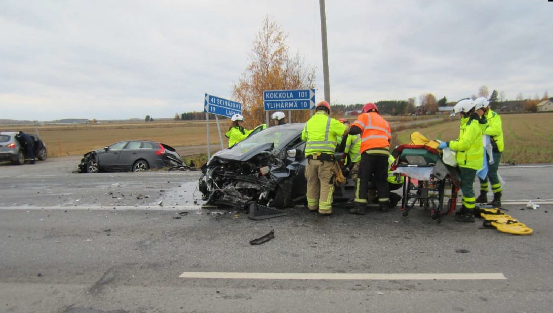 Lapuan suunnasta etuajo-oikeutettuna ajanut auto ja kaksi sen kyydissä ollutta naista joutuivat auto-onnettomuuteen, jonka aiheutti risteyksen yli kuvassa näkyvälle hiekkatielle kolmion takaa pyrkinyt autoilija.
