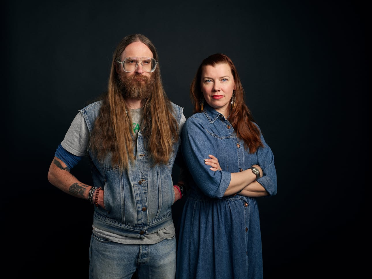 Kirjailijakaksikko asuu ja elää kirjasarjansa tapahtumapaikalla Kittilässä.