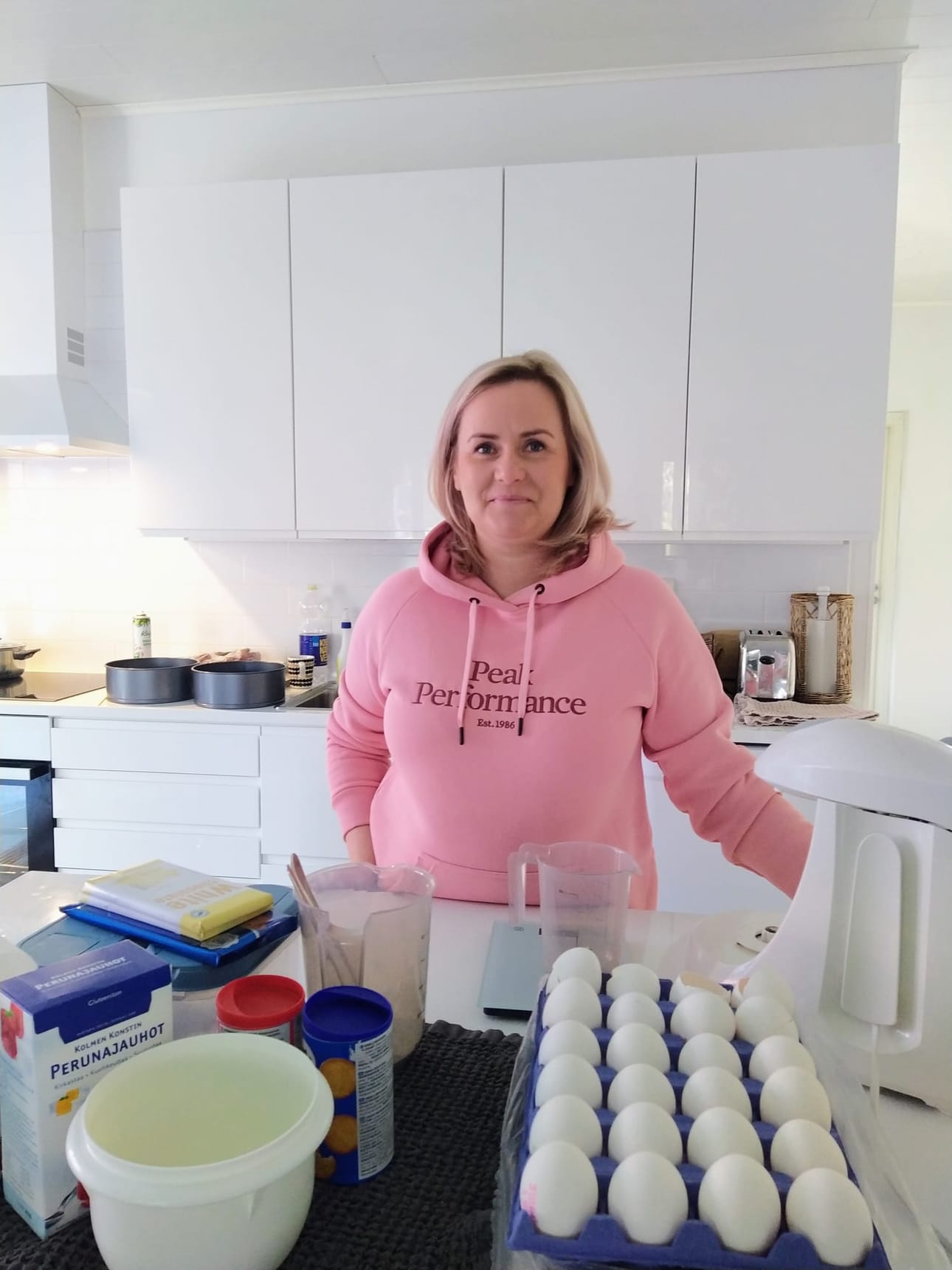 Heidi Pada tekee kakkuja kotikeittiössään Laihialla. – Haluan, että kakku on kaunis silmälle, ja mietin tarkasti koristeluja, hän sanoo.