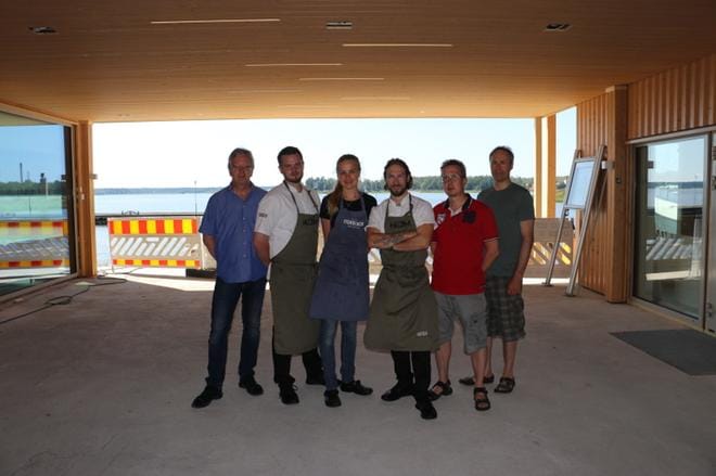 Pohjanmaan kalastajaliiton erityisasiantuntija Guy Svanbäck, Vuoden Kokki 2017 Mattias Åhman, Fiskdiskenin osaomistaja Isabella Asplund, kokki Simon Selin, rakennuttajan konsultti Christer Lindqvist sekä Neotide Oy:n hallituksen puheenjohtaja Patrik Simons odottavat Kalastuksen talon ensi tiistain avajaisia. KUVAT: JENNI MÄKELÄ