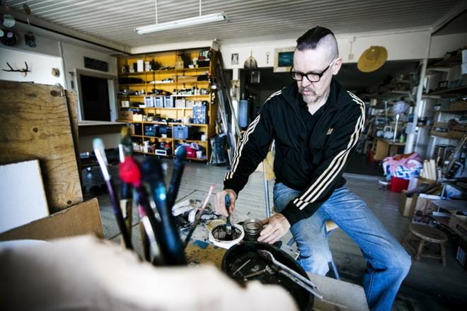 Kuvataiteilija Tapio Hirvonen on kunnostanut itselleen kodin ja ateljeen entisestä posti- ja kaupparakennuksesta. Viikonloppuna Hirvonen pitää työhuoneellaan avoimia ovia osana Konstrundan-tapahtumaa. KUVAT: KRISTA LUOMA