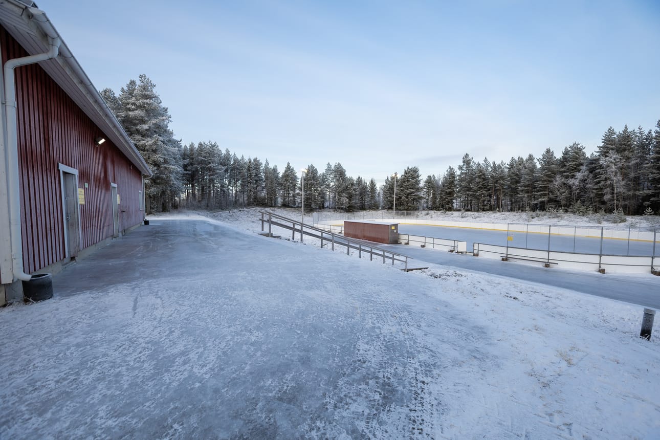 Saloisten kenttä on luistelukelpoinen. Kaikkien muidenkin Raahen alueen kenttien pitäisi olla luistelukunnossa viikonloppuun mennessä.