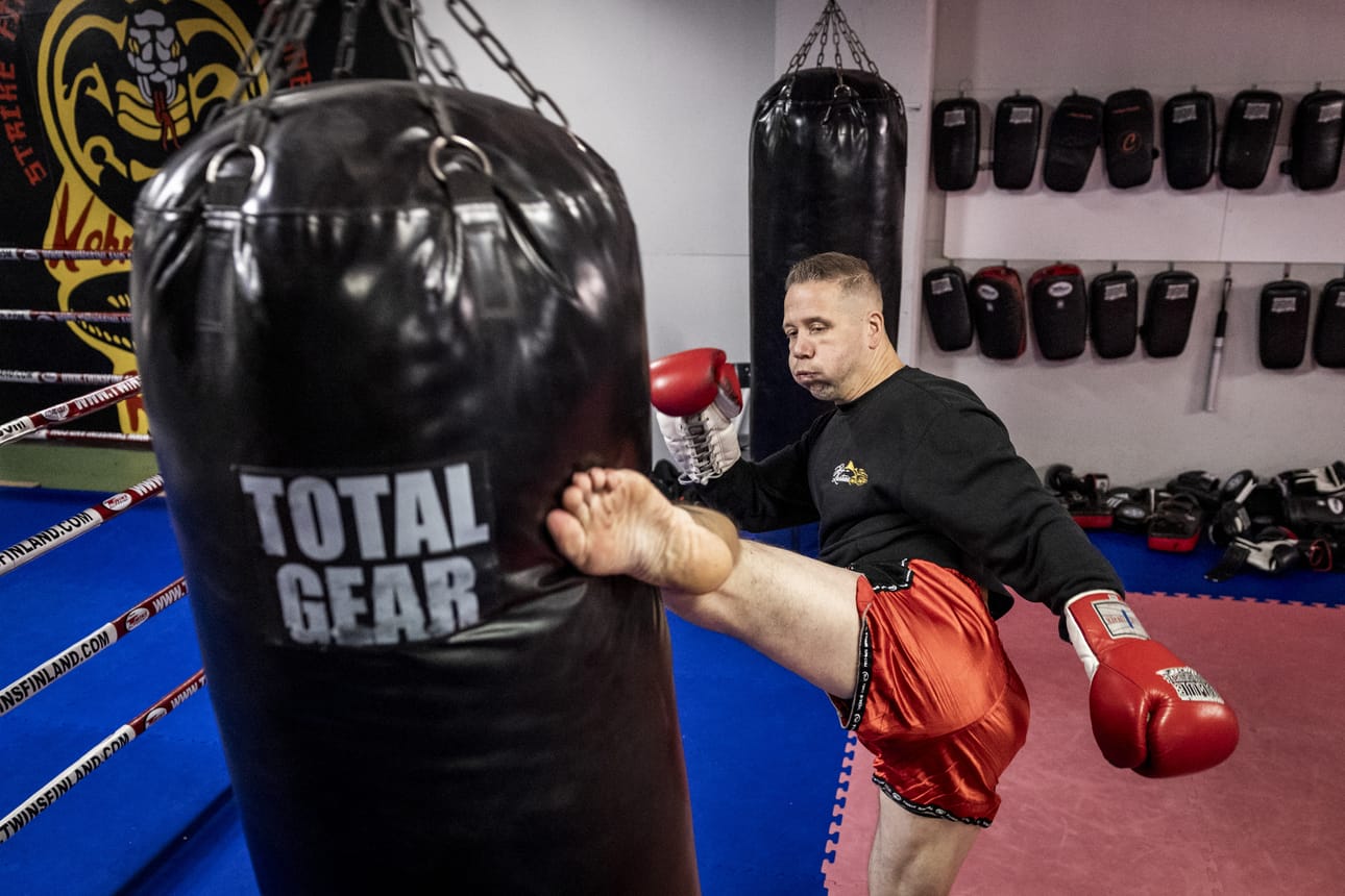 Jussi Pirttikangas harjoittelee Kobra Kai Kemin salilla, joka sijaitsee Kemi Gymin alakerrassa. Pirttikangas oli aikoinaan perustamassa kamppailu-urheiluun erikoistunutta seuraa.