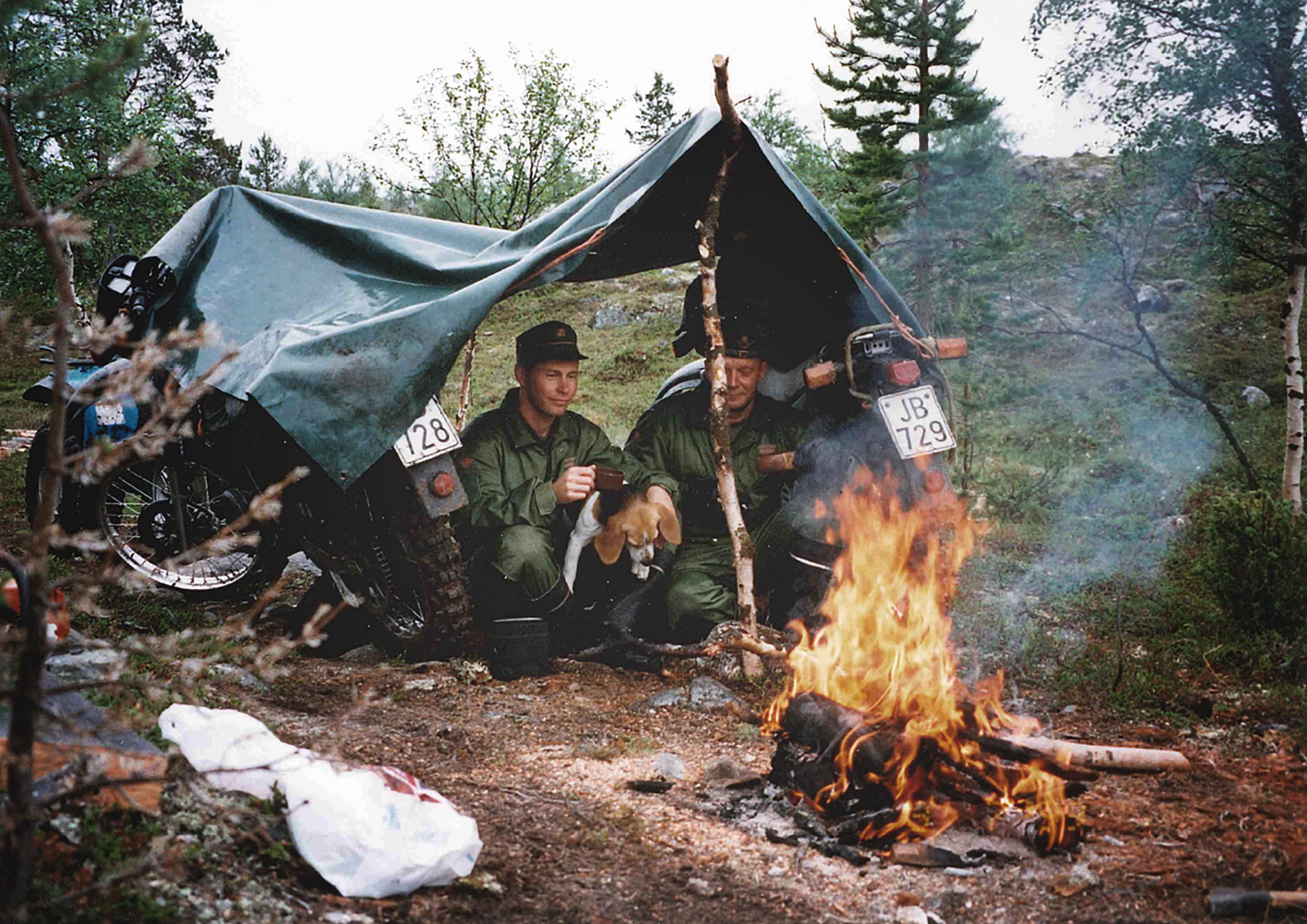 Pakoputkieväs ja muita rajavartijoiden herkkuja – Lapin rajavartioiden rikas ruokakulttuuri ikuistettiin kirjaksi osana Lapin rajavartiolaitoksen juhlavuotta
