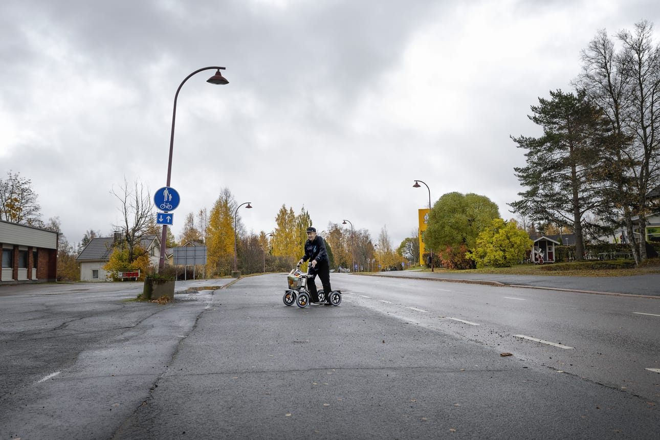Soinin kirkonkylällä lähes 90 vuotta asunut Tauno Leppänen kuuli poliisiautojen hälytysäänet perjantaina iltapäivällä. Hän tosin arveli, että kyse oli paloautoista.
