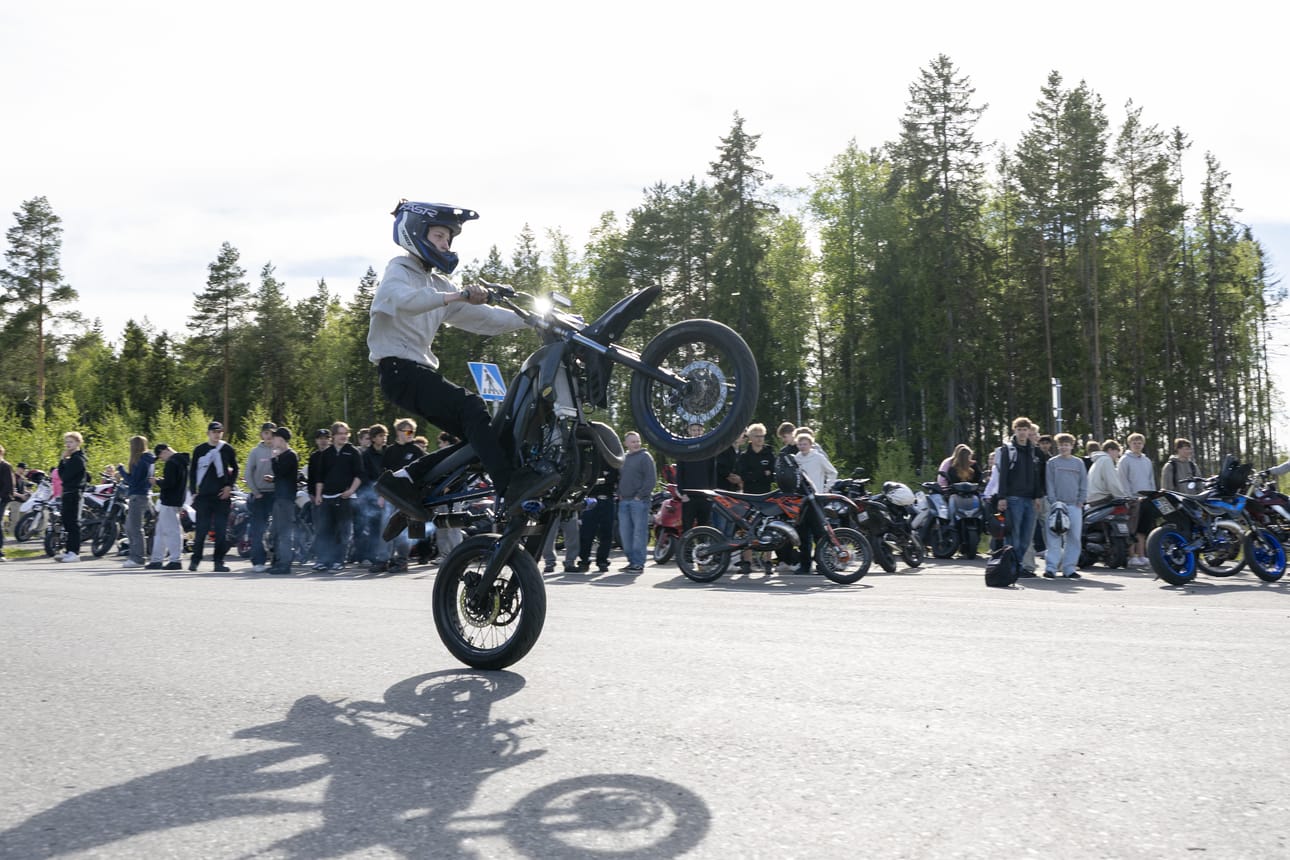 Mopomiitin osallistujat vaihtoivat paikkaa tapahtuman aikana.