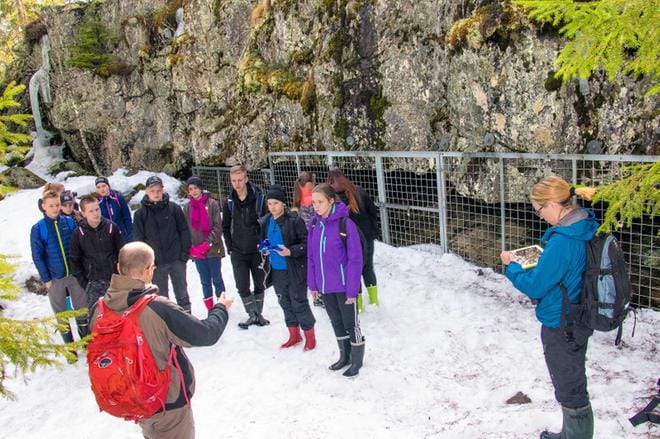 Kaksi luokkaa Kauhajoen yläkoulusta vietti keskiviikkopäivän Karijoen Susiluolalla. Vaikka luola on aika lähellä, aika harva heistä oli käynyt siellä aiemmin. Luolaa esitteli Geopark-hankkeen geologi Pasi Talvitie (selin). Biologian ja maantiedon lehtori Heli Vuorenmaa (oikealla) johdatteli ryhmää maastossa. KUVA: JORMA HAVULA