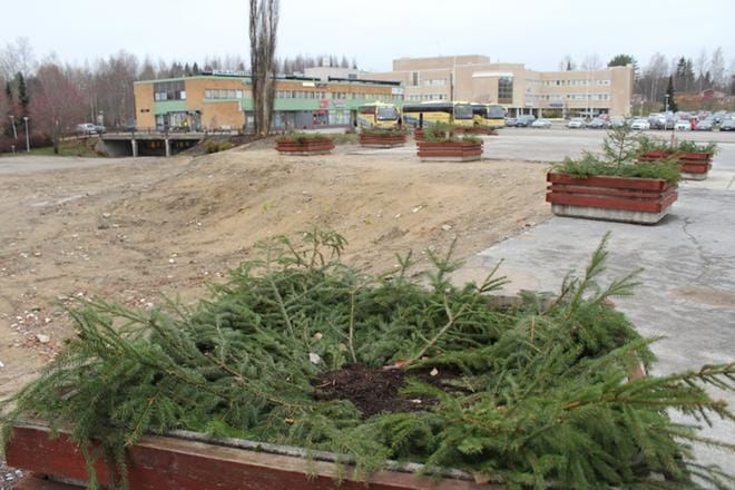 Alavuden kaupungintalon tontti on nyt, purkutyön jälkeen, tyhjillään. Muita lähistön kaupunkikeskustan rakennuksien purkupäätöksiä ei ole tehty. Kuva: Reijo Heikkilä