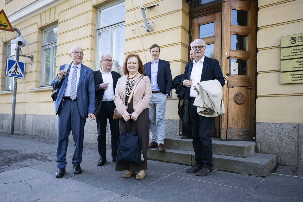 Hyvinvointialuejohtaja Jari Jokela (vas.), aluehallituksen puheenjohtaja Timo Peisa, hallitusneuvos Minna-Marja Jokinen, finanssineuvos Antto Korhonen ja arviointiryhmän puheenjohtaja osallistuivat keskiviikkona Laphan arviointiryhmän viimeiseen kokoukseen ja sen jälkeiseen tiedotustilaisuuteen Helsingissä.