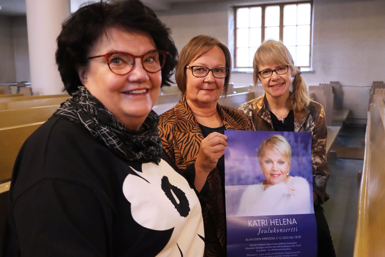 Töysän Säästöpankkisäätiön hallituksen puheenjohtaja Aino Lamminmäki, OmaSp:n Alavuden konttorin johtaja Tarja Pollari ja kanttori Mari Järvinen varautuvat siihen, että Katri-Helenan joulukonsertti täyttää kirkon.