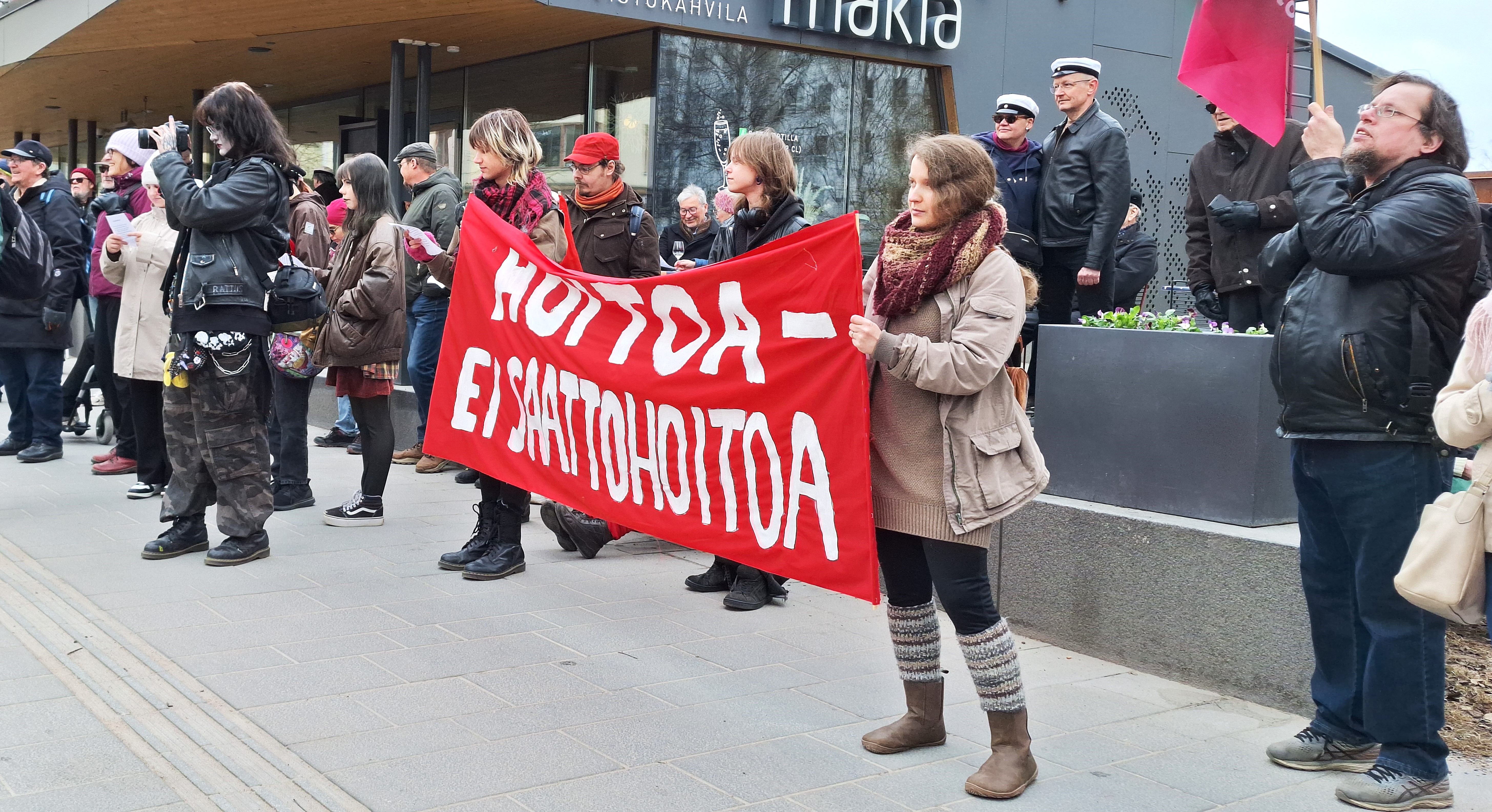 Lähes tuhat osallistui Oulun vappumarssille - Marssikonkari Mirjami Rautio: "Vaadin pääoman ja poliittisen vallan reilumpaa jakautumista"