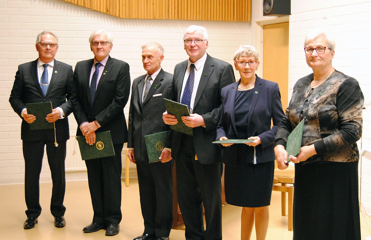 Kunnallisjärjestön juhlassa palkittiin pitkään järjestötyössä toimineita ansiomerkein. Palkittuina olivat Maija Ahola (vasemmalla), Marjatta Keisu, Tapio Junttila, Terho Lipsonen, Ossi Sainila ja Seppo Yli-Elsilä.