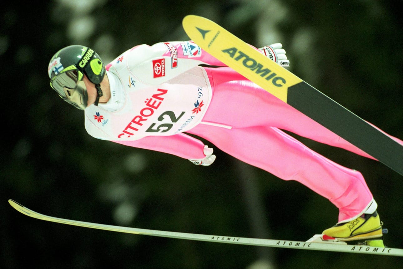 Teini-ikäinen Janne Ahonen hyppypuuhissa.