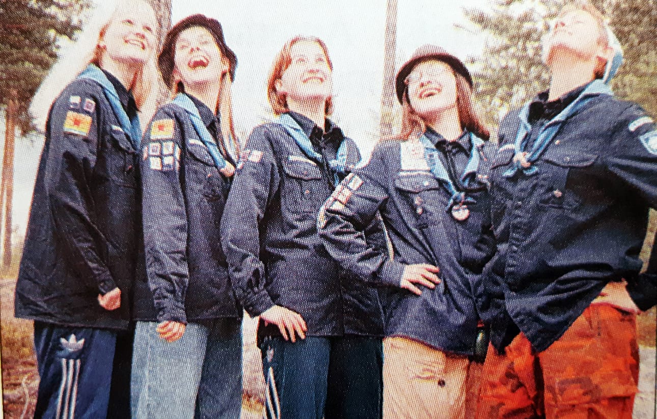 Partio on iloisten ihmisten harrastus. Elina Lillstrangin, Elina Sillanpään, Aino Hännisen, Outi Rajalan ja Elina Tuomiston hihoihin kursitut taitomerkit kertovat, että vuosien varrella voi myös kunnostautua monenlaisissa käytännön tehtävissä.