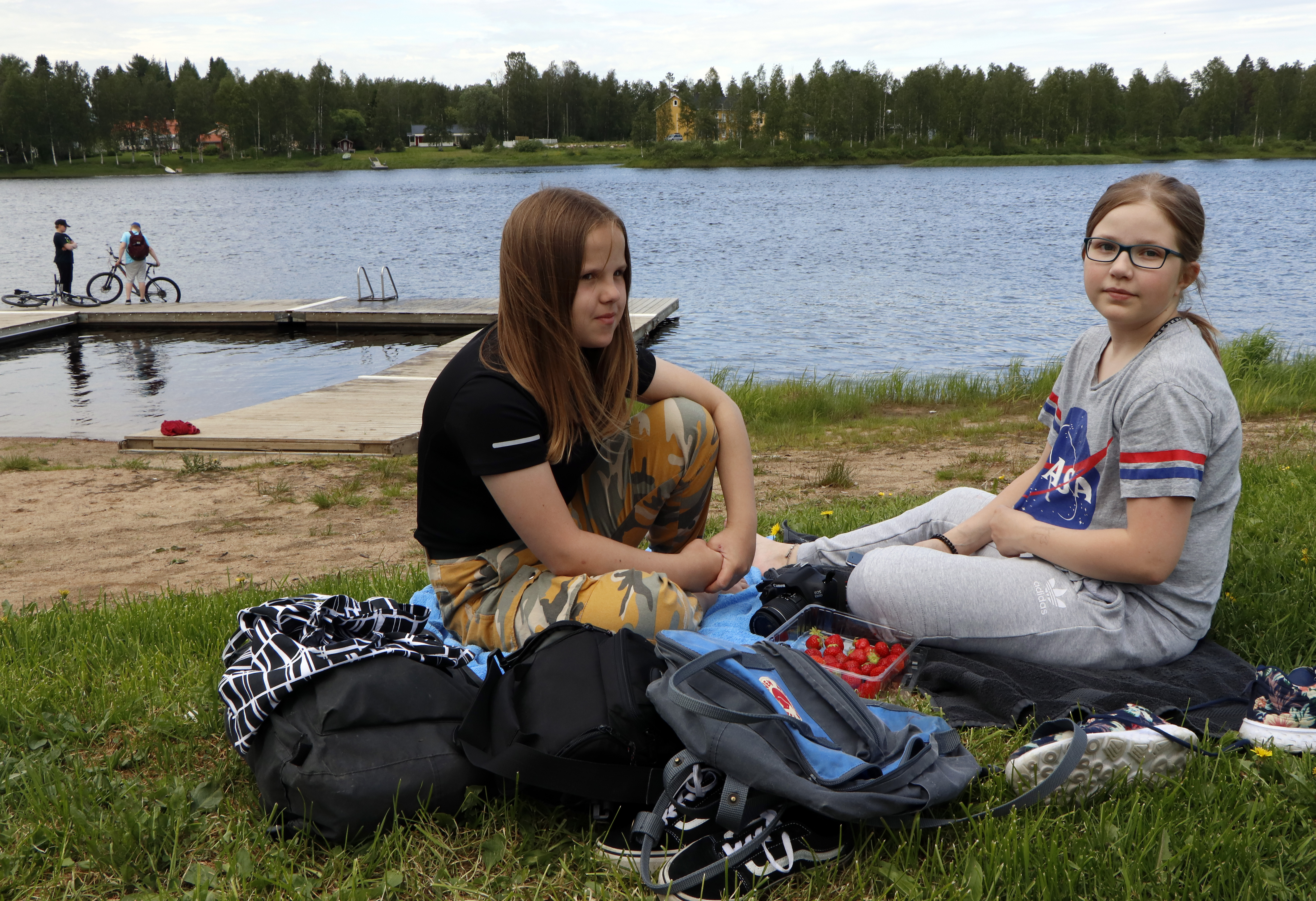 <p>Venla Leino ja Iina Illikainen nauttivat kesälomapäivästä Rajamaanrannassa. Juhannusta tytöt odottavat iloisella mielellä, tiedossa on ainakin lähimmäisten seuraa ja hyvää ruokaa.</p>