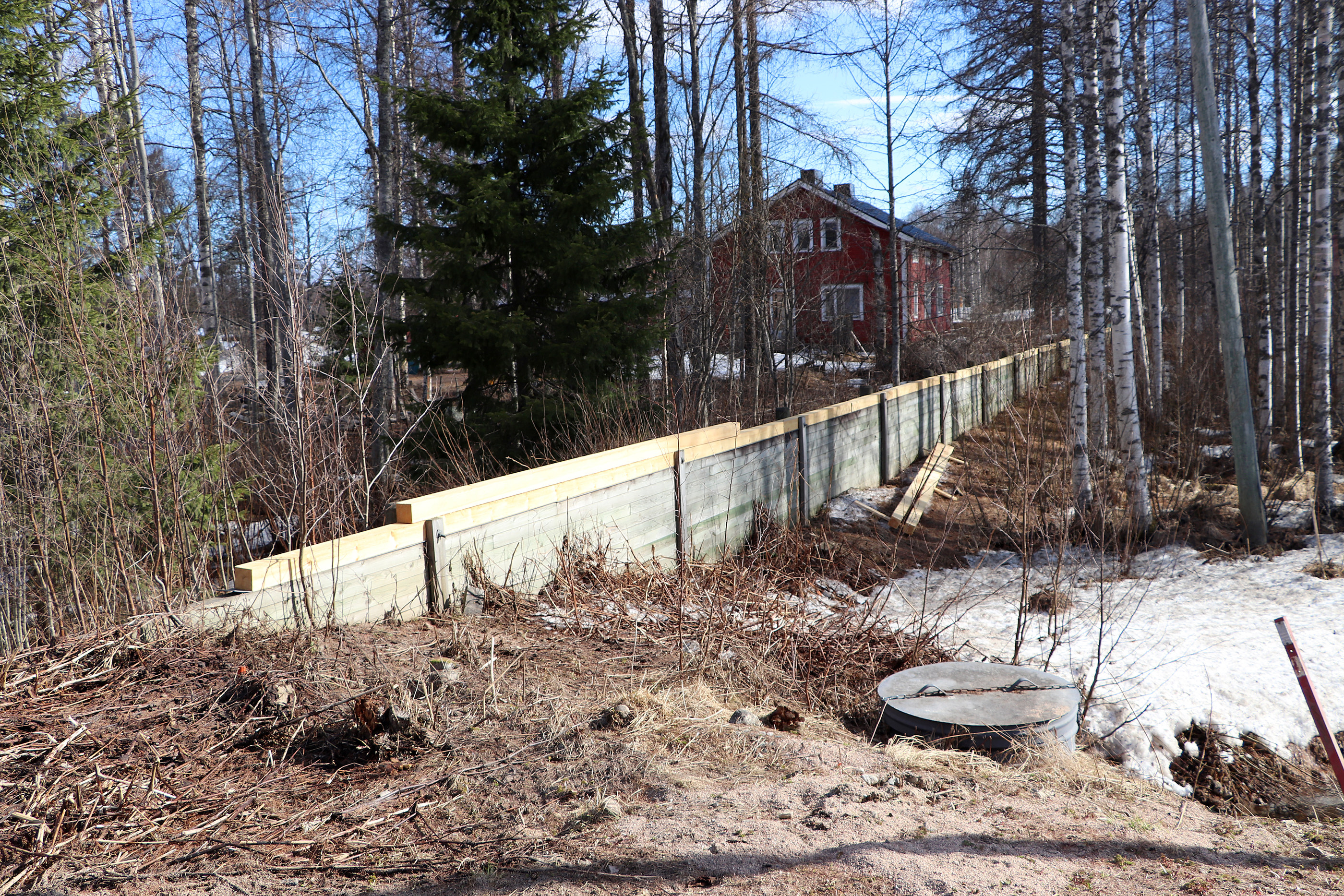 Kurenalla on tulvavalleja korotettu matalimmista paikoista. Siellä, mihin ei ole maavallia voitu tehdä, on turvauduttu nopeasti koottaviin aitarakenteisiin.