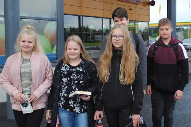 Aada Kinnunen, Alisa Korkala, Veera Koivula, Henri Asunmaa ja Juho Kangastie kävivät Abc:llä lukemassa perjantaina heti aamusta. KUVA: EEVA-LIISA KULJU
