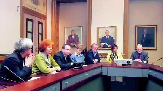Värisuora. Valtuustoryhmien puheenjohtajat vasemmalta Marja-Leena Kemppainen (kd.), Taina Pitkänen-Koli (vihr.), Risto Kalliorinne (vas.), Marja-Liisa Pylväs (kesk.), Heikki Keränen (sd.), kaupunginhallituksen puheenjohtaja Tuija Pohjola (sd.) ja Reijo Sallinen (kok.) puhaltavat taas yhteen hiileen.