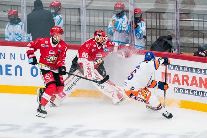Sport hävisi tiistaina Tapparalle jääkiekon Liigan ottelussa. Kuvassa Sport-puolustaja Marcin Kolusz ja maalivahti Rasmus Reijola, joka tuli avauserässä Anton Levtchin yllättämäksi. Kuva: Samppa Toivonen