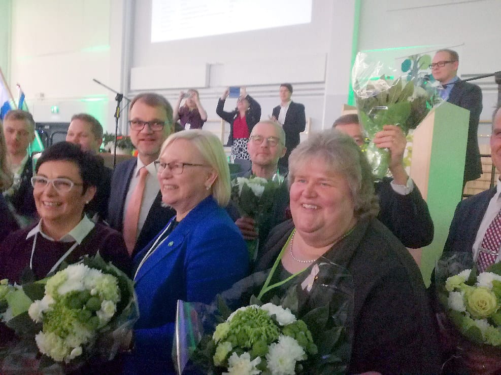 Keskustan Pohjois-Pohjanmaan Kansanedustajaehdokkaat kukitettuina. Keskellä Vesa Riekki ja edustalla Ulla Parviainen, taustalla pääministeri Juha Sipilä, vasemmalla Riikka Moilanen.