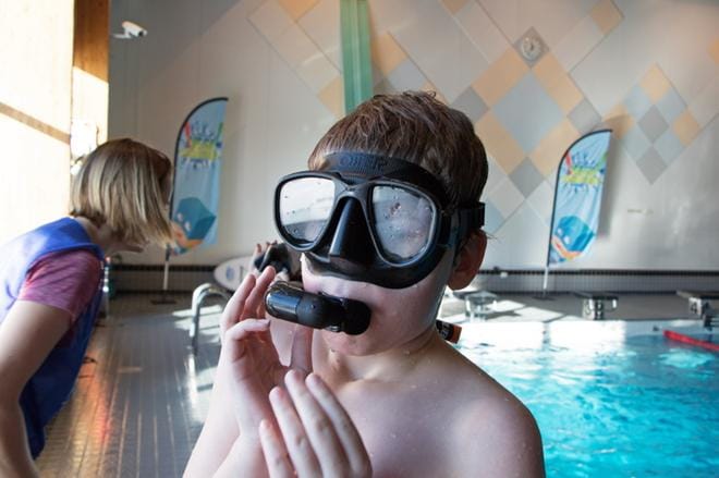 Joona Piispanen, 10, puki räpylät jalkaan ja testasi snorkkelia ennen kuin pulahti veteen.