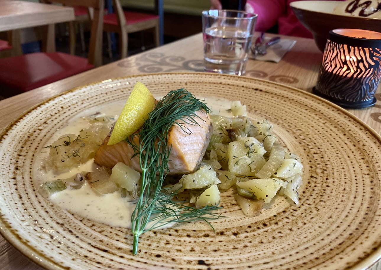 Paistettu lohi salvia-voikastikkeessa oli makoisa tuttavuus. Puistolan annoksissa on panostettu esillepanoon.