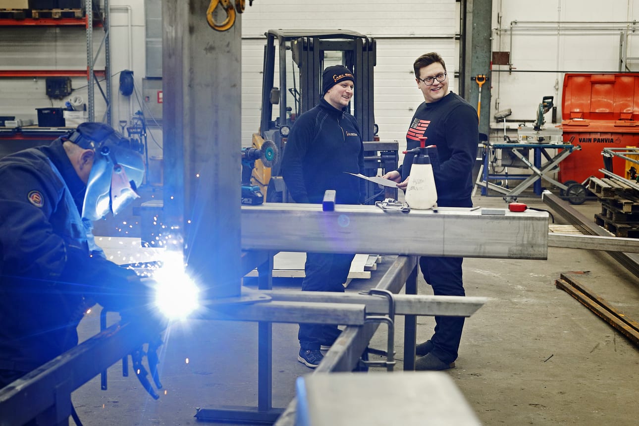 Vesa Myllyviita hitsasi Aukon Servicen uusissa tiloissa torstaina tankkien tasoa. Hallituksen puheenjohtaja Matti Ritamäki ja toimitusjohtaja Hermanni Takala ovat tyytyväisiä, kun yritys sai pysyä Jalasjärvellä.