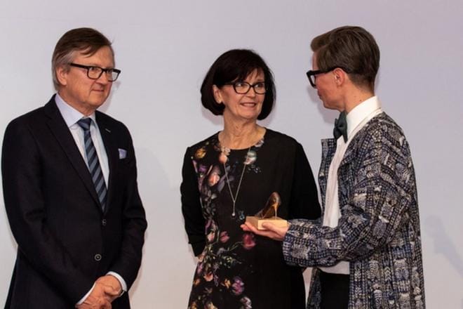 Sami Sykkö luovutti palkinnon Markku ja Kaisa Toivoselle. Kuva: Suomen kenkäviikot ry