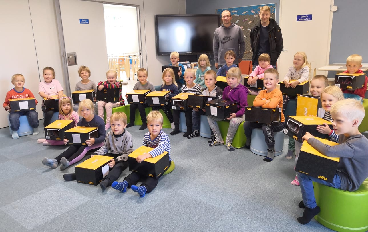 Pyhännän uudet esikoululaiset saivat tänäkin vuonna pyöräilykypärät, kun Matti Saaranen ja Teppo Petäjäjärvi organisoivat tällä kertaa lahjakypäröiden hankinnan yksityishenkilöinä.