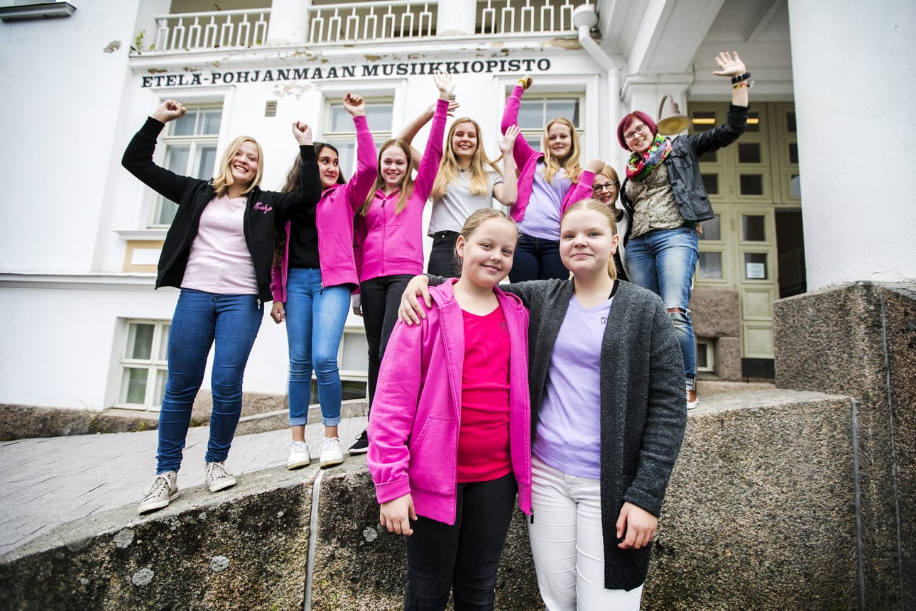 Vuonna 2017 Lauluflikkojen Tytti Martikkala ja Maija Polari (etualalla) osallistuivat Haluatko miljonääriksi -ohjelmaan. Taustalla laulajat Aino Koivukangas, Nesibe Ates, Kirsikka Jatkola, Sofia Harni, Sara Martikkala, kuoronjohtaja Mervi Laakso sekä kuoron pitkäaikaisin laulaja Heli Lahti. Arkistokuva.